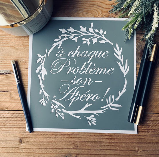 Pochoir Adhésif 20 x 20 cm Couronne Fleurie à Chaque problème son Apéro !