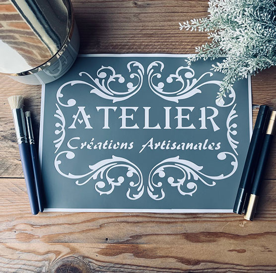 Pochoir Adhésif Style Vintage en PVC, Médaillon Atelier, 30 x 20 cm