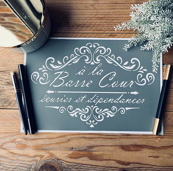 Pochoir Adhésif Style Campagne Chic en PVC, Motif Médaillon à la Basse Cour, 30 x 20 cm