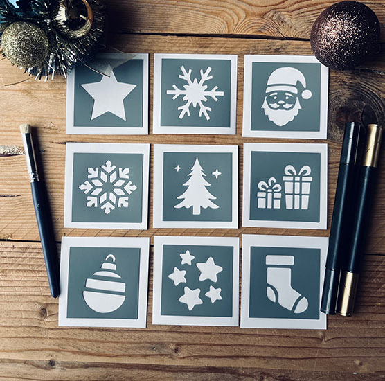 Lot de 9 Mini Pochoirs de Noël Adhésifs en PVC, 5 x 5 cm chacun.