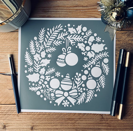 Pochoir Adhésif 20 x 20 cm Grande Couronne de Noël & Boules Noël 