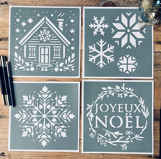 Lot de 4 Pochoirs Adhésifs de 20 x 20 cm en PVC, Thème de Noël (Chalet, Flocons & Couronne) 