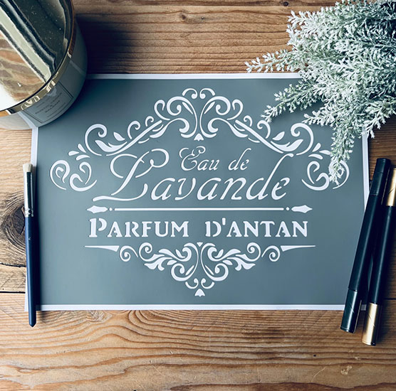 Pochoir Adhésif Style Vintage en PVC, Motif Eau de Lavande, 30 x 20 cm